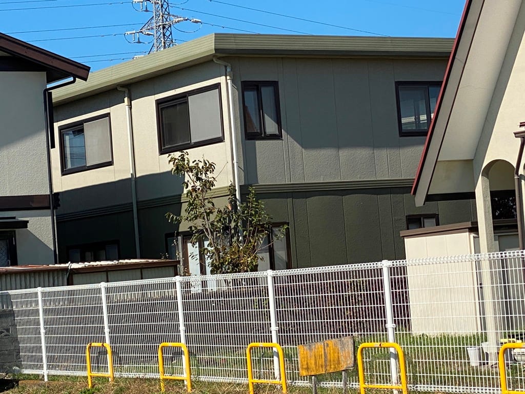 北側から見た建物