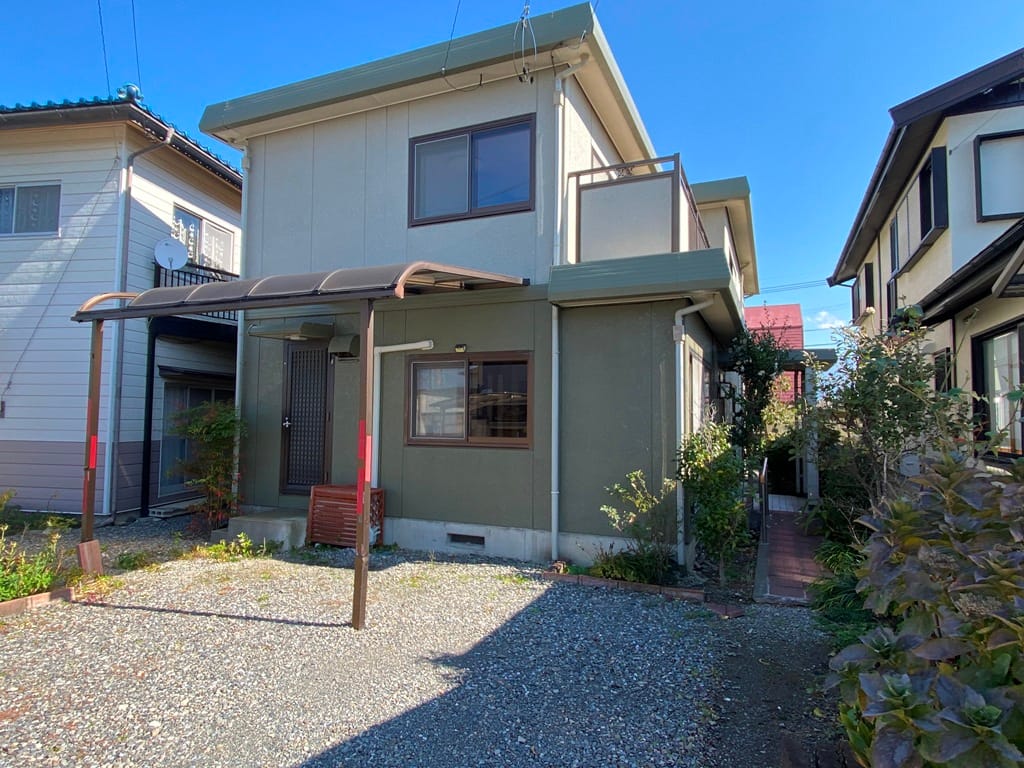 南側から見た外観