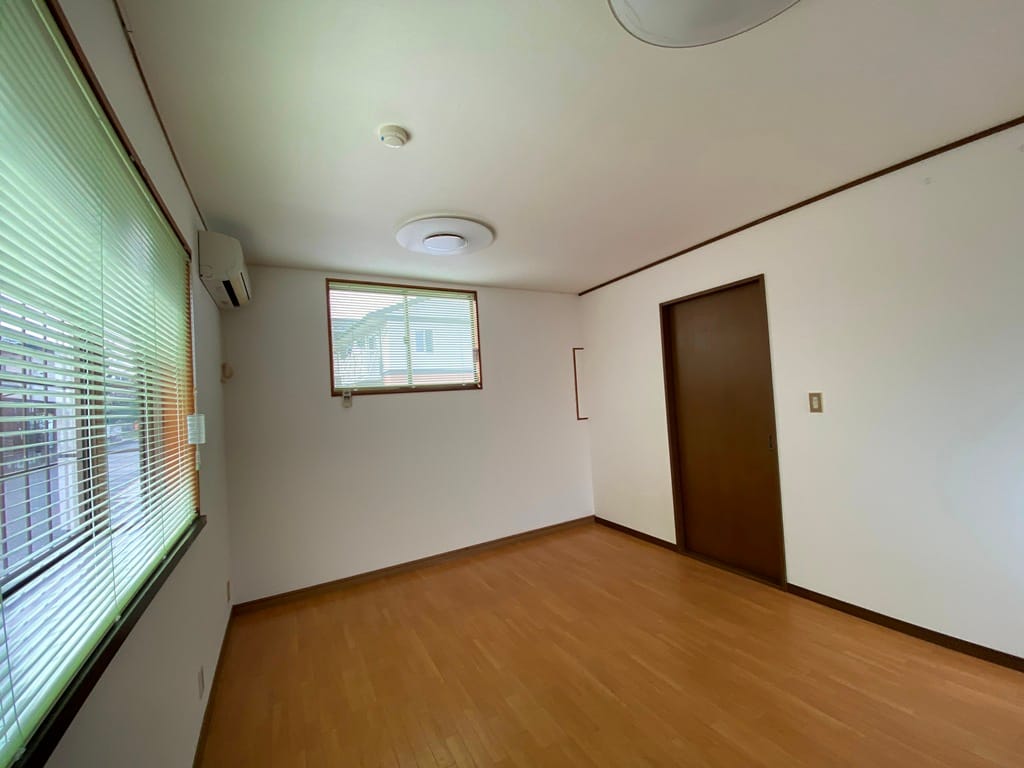 南側の部屋 入口側からの撮影