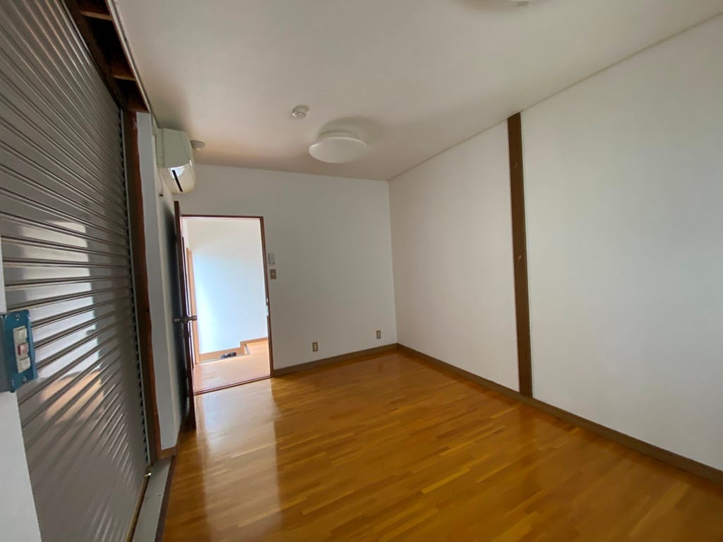 北側の部屋 入口側を撮影