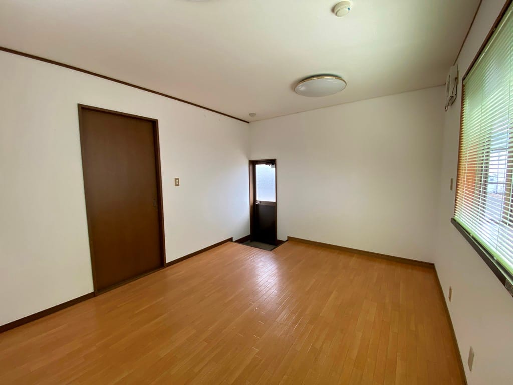 南側の部屋 入口側を撮影