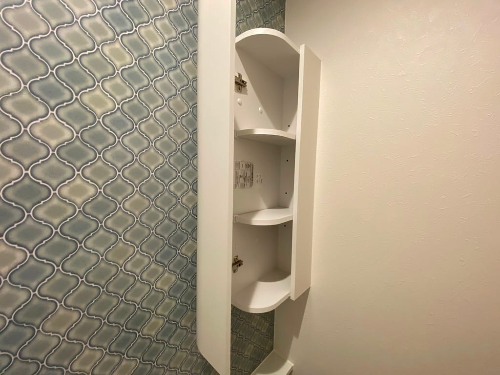 トイレ中の収納棚