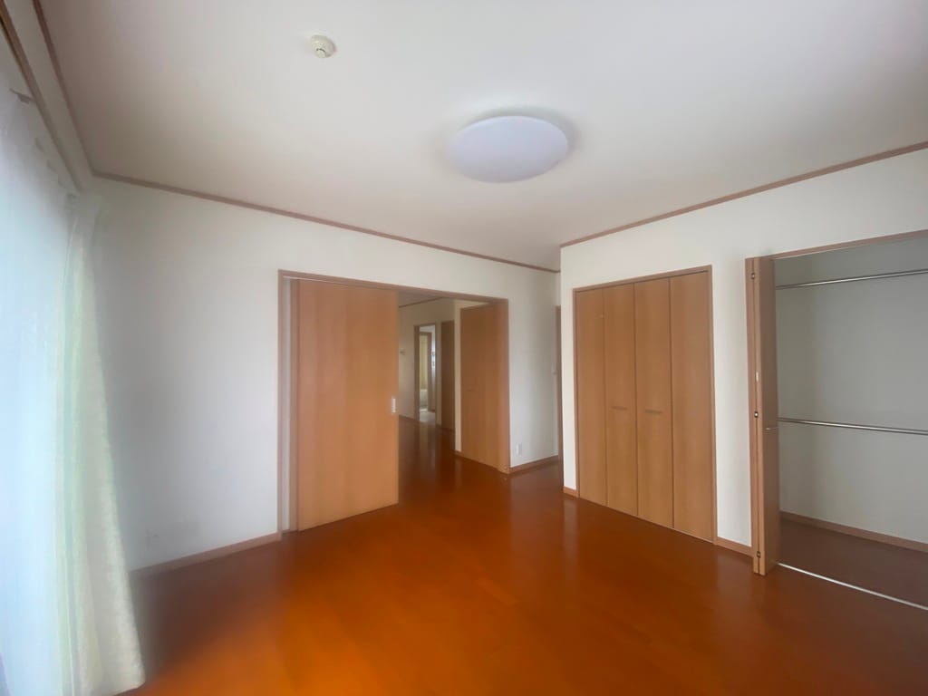 約8帖の洋室 窓際から撮影