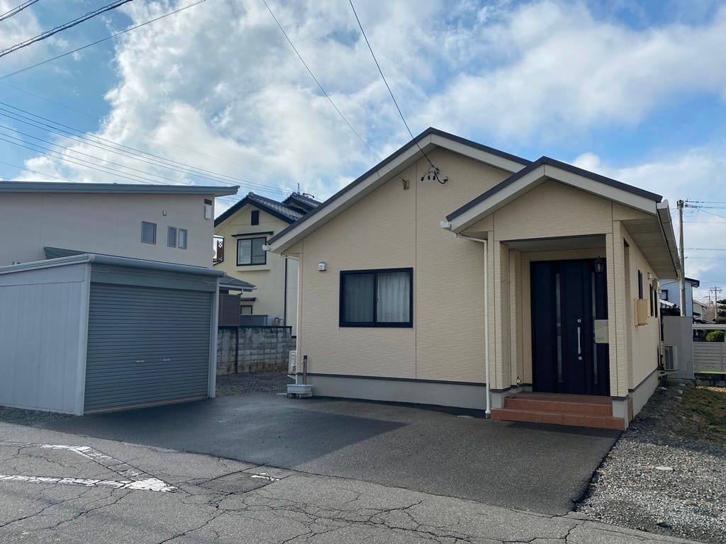 建物外観と車庫