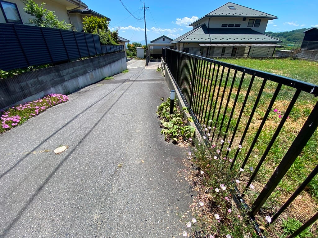 敷地の東側のフェンスと近隣宅地延長