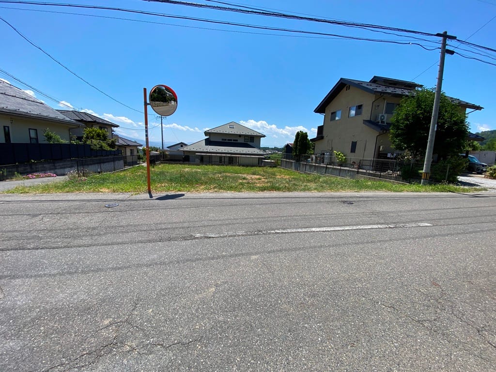 道路から見た敷地