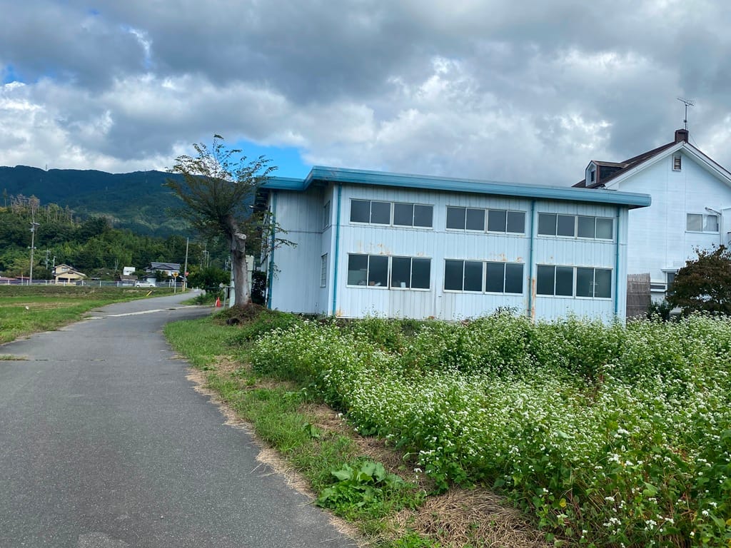 手前の建物を解体