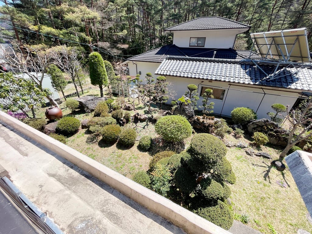 2F バルコニーから見る庭