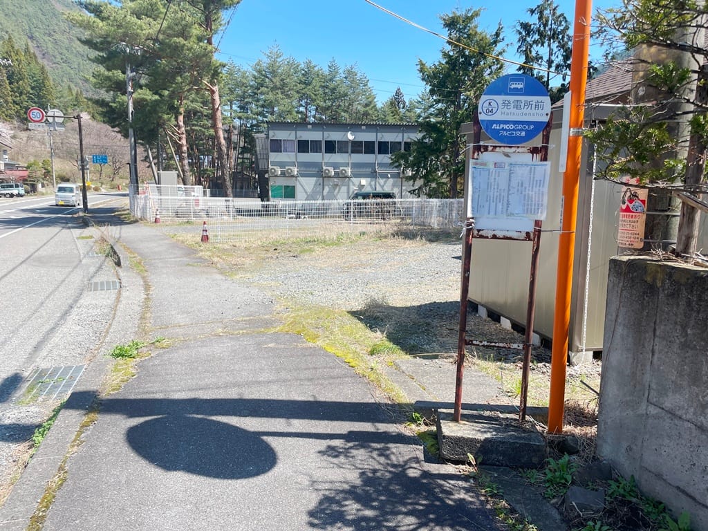 目の前がバス停です