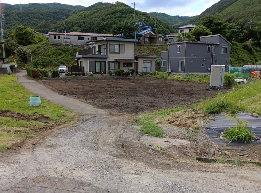 東側から