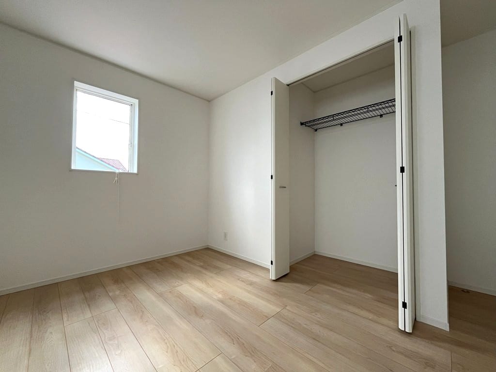 2階 中央洋室(6.5帖)・収納