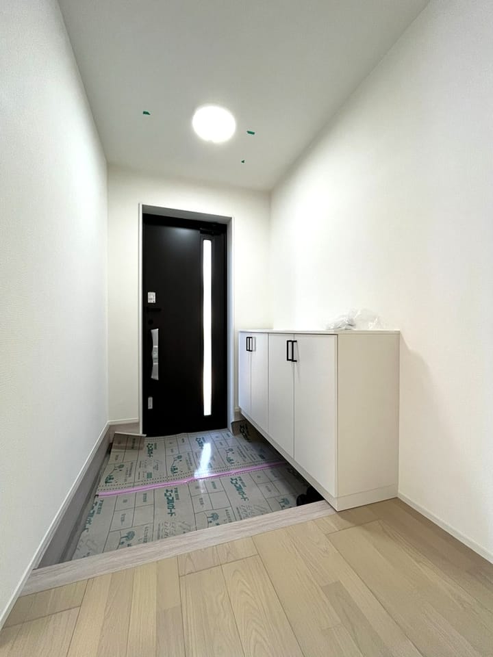 玄関(玄関ドア・下駄箱新品)