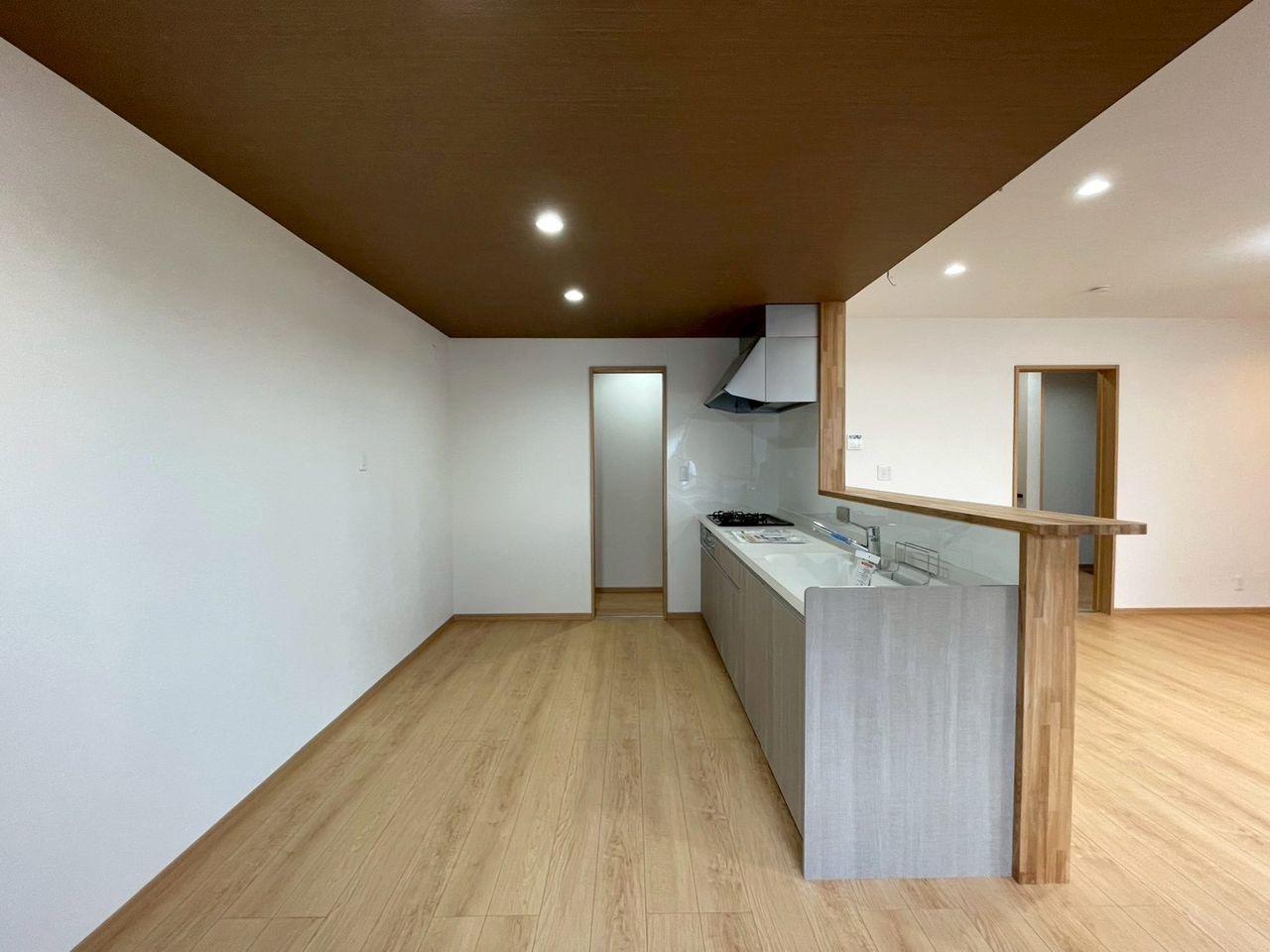 キッチン横の入口から洗面脱衣室へすぐアクセスでき、家事動線がスムーズで便利です!