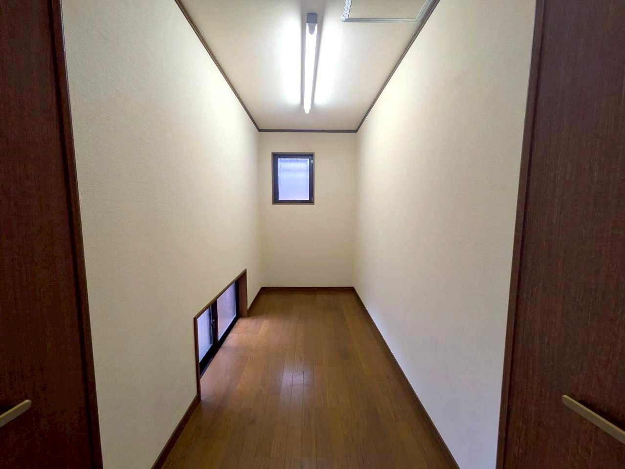 玄関横収納スペース