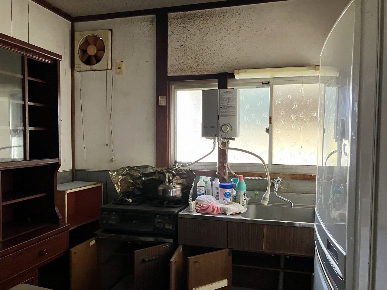 台所に瞬間湯沸かし器が設置されています