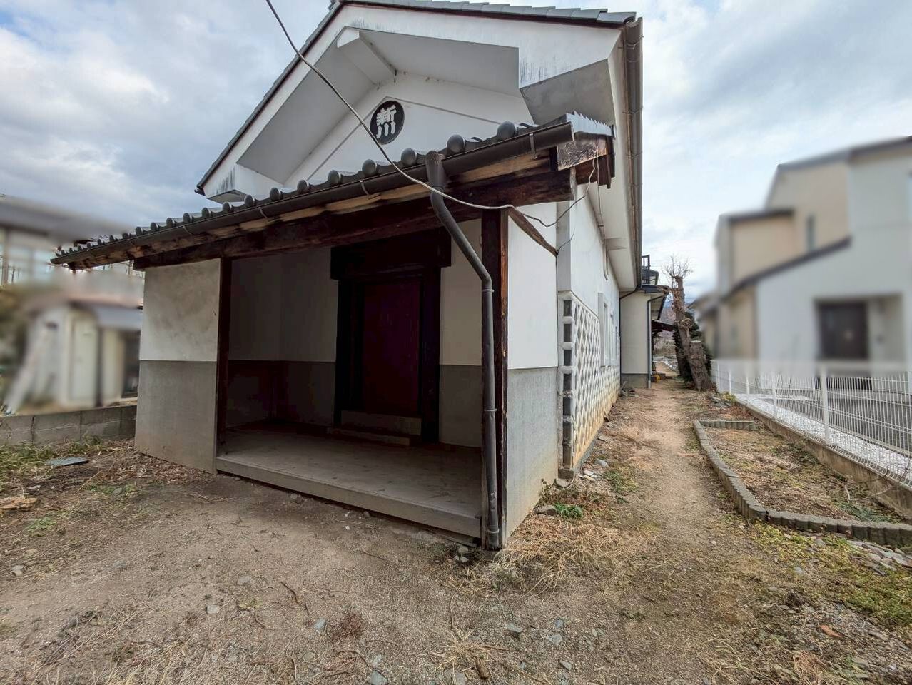 建物の奥に蔵があり、大容量物置や作業小屋として使えそうです。
