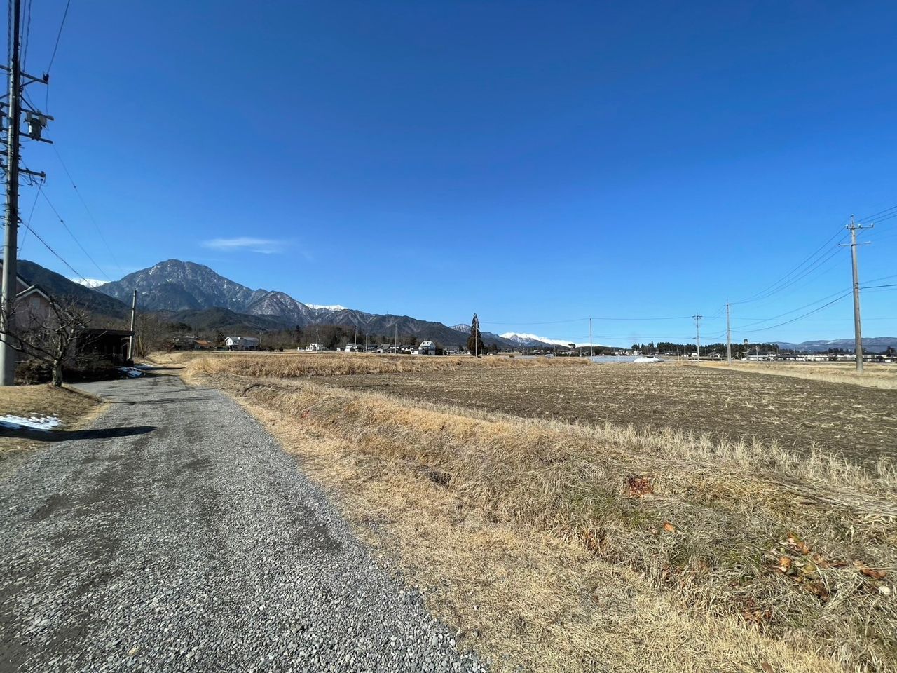 北側前面道路。有明山や北アルプスを望みます。
