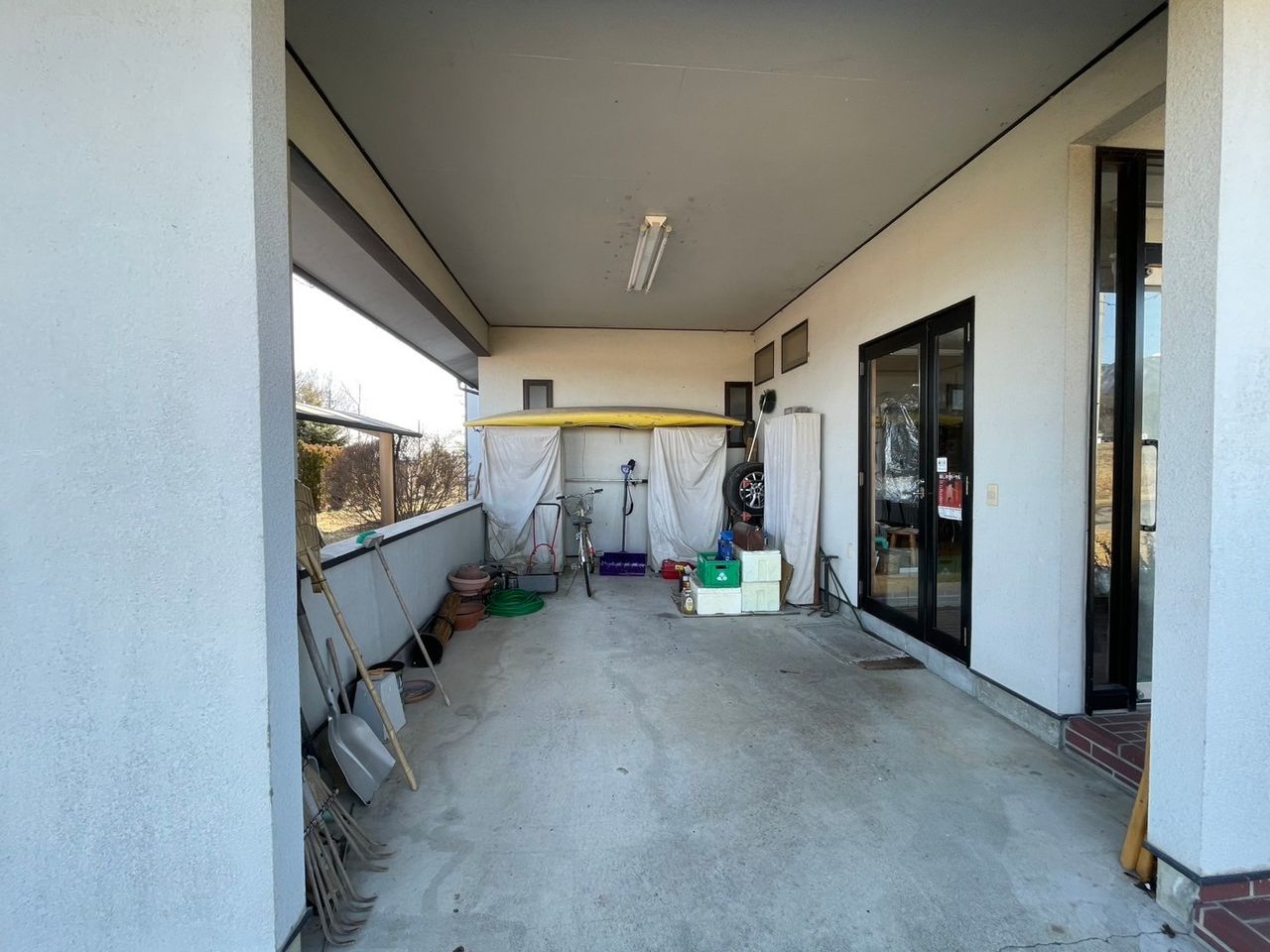 店舗入口横荷下ろしスペース