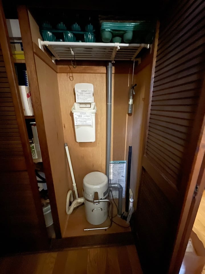 セントラルクリーナー。排気ガスが出ないため空気を汚さず、ヘッド付きホースを移動するだけで家じゅうのお掃除ができます!