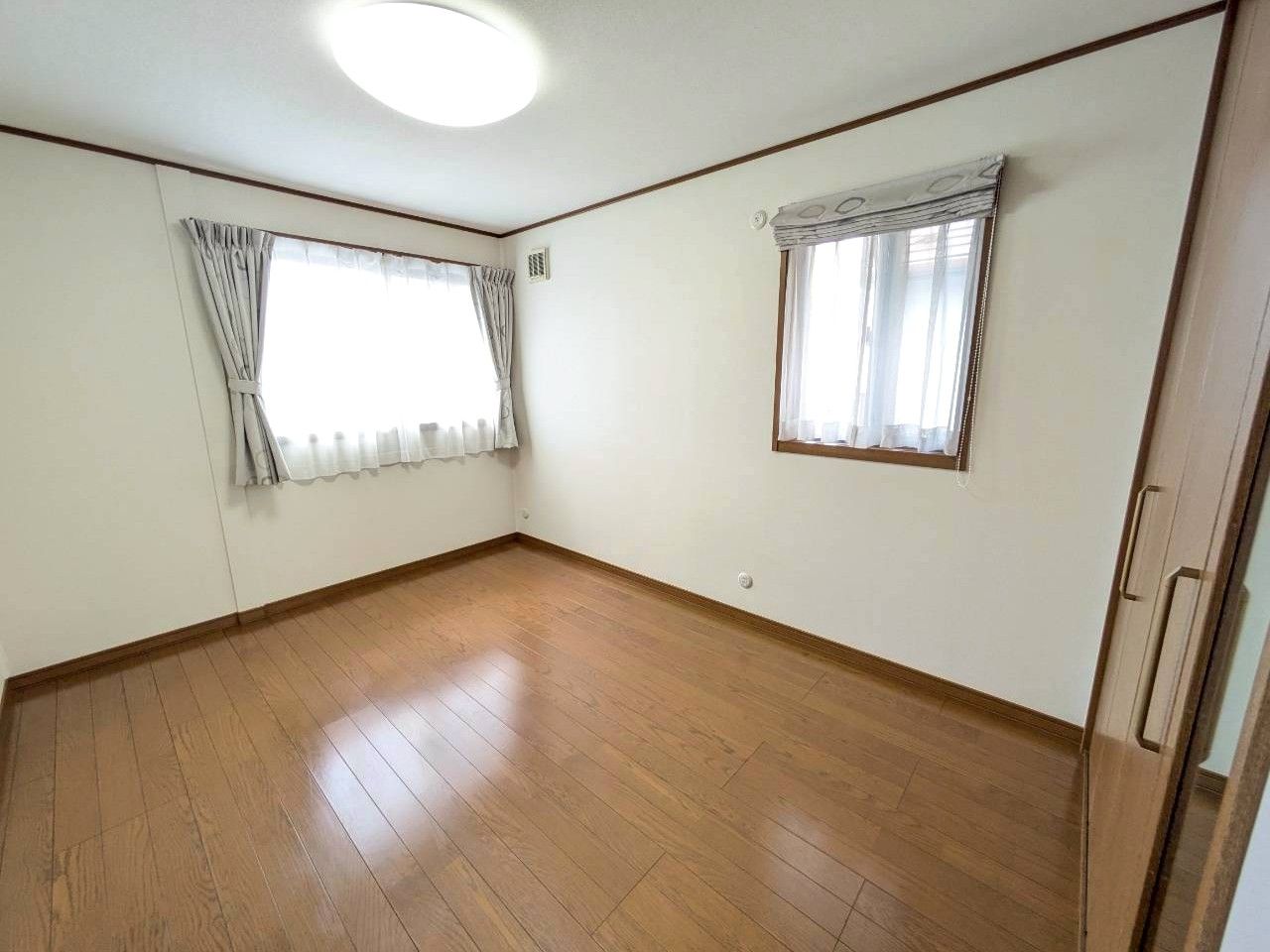 2階 南西側 洋室