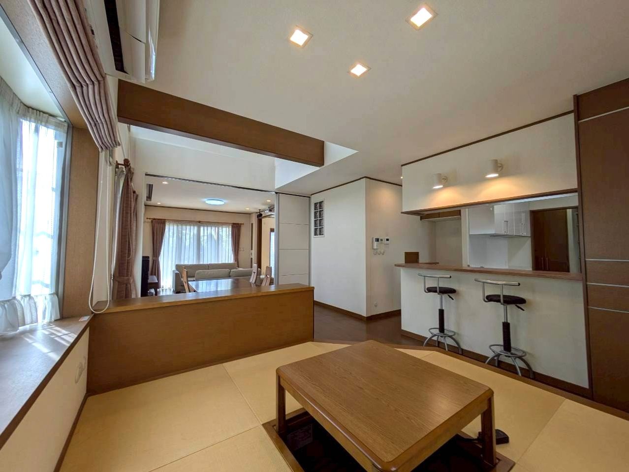 キッチンからリビング方面