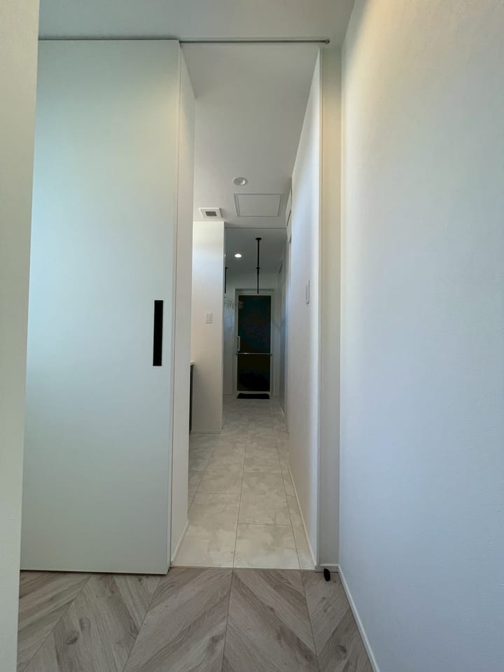 玄関ホールより撮影 洗面・ランドリースペースへの通路