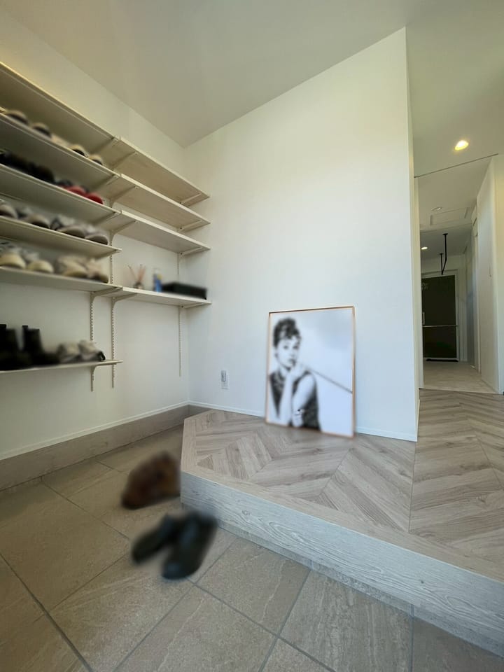 玄関に収納力のある棚付き。靴や小物もたっぷり収納できます。