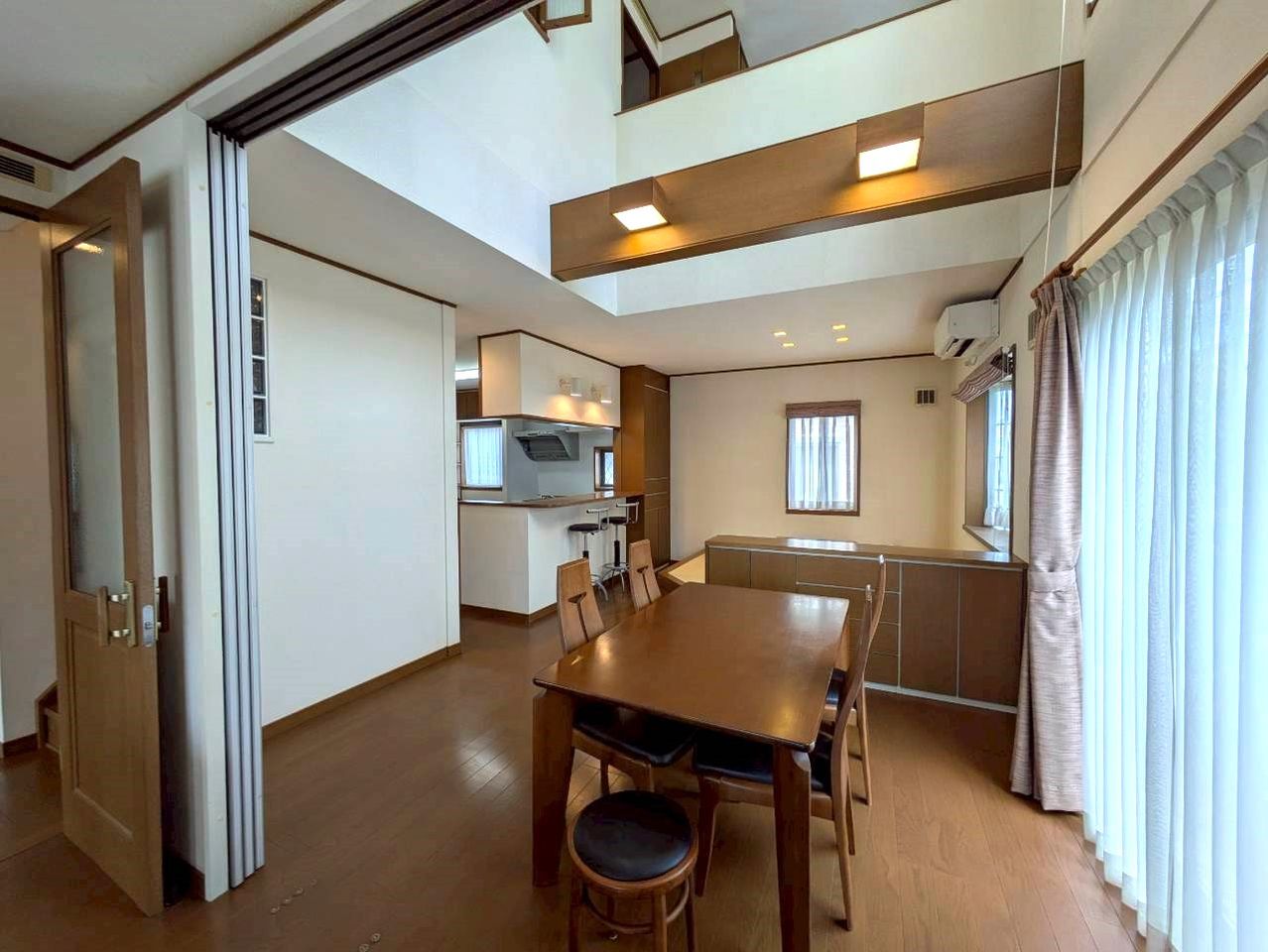 明るいダイニング