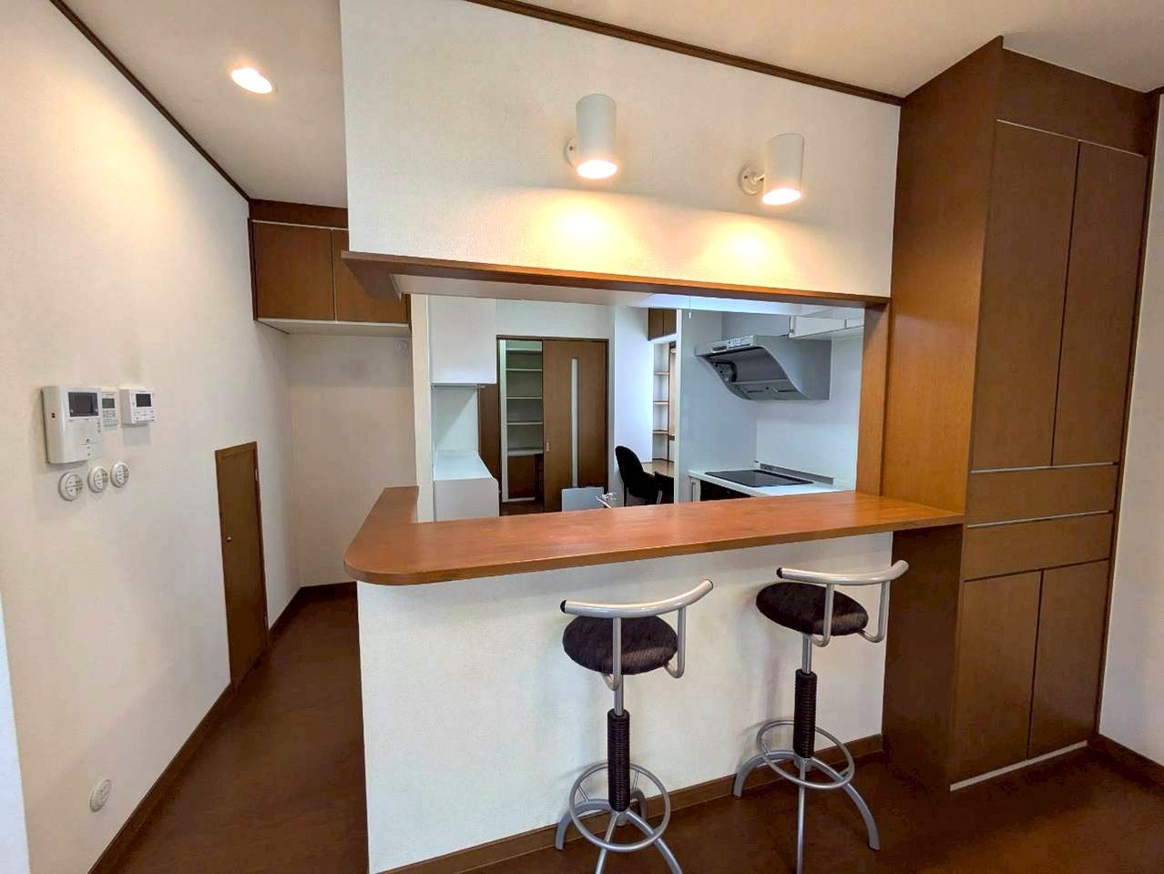 キッチンカウンターでお洒落に食事や会話を楽しめる空間です