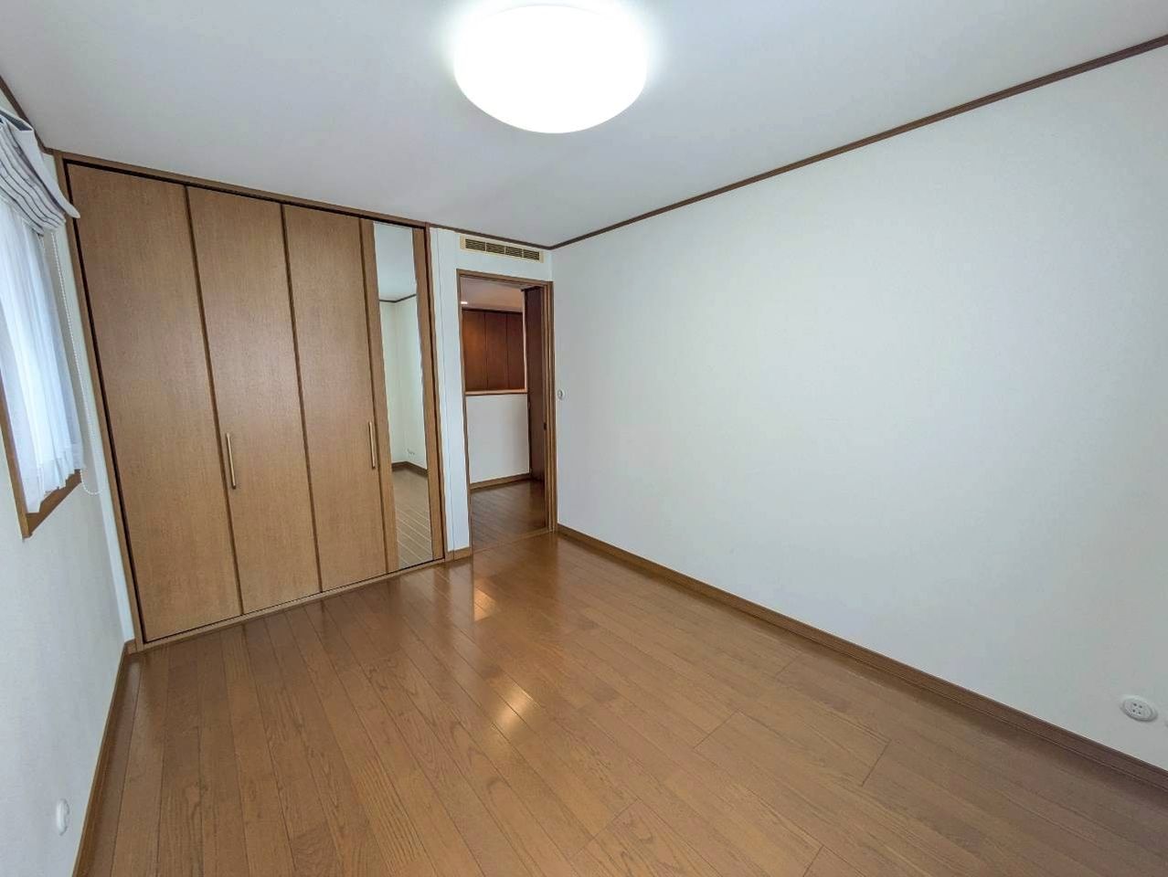 2階 南西側 洋室