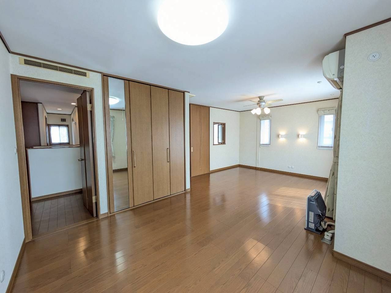 2階 南側 洋室 間仕切り壁を作れば2部屋に分割も可能!