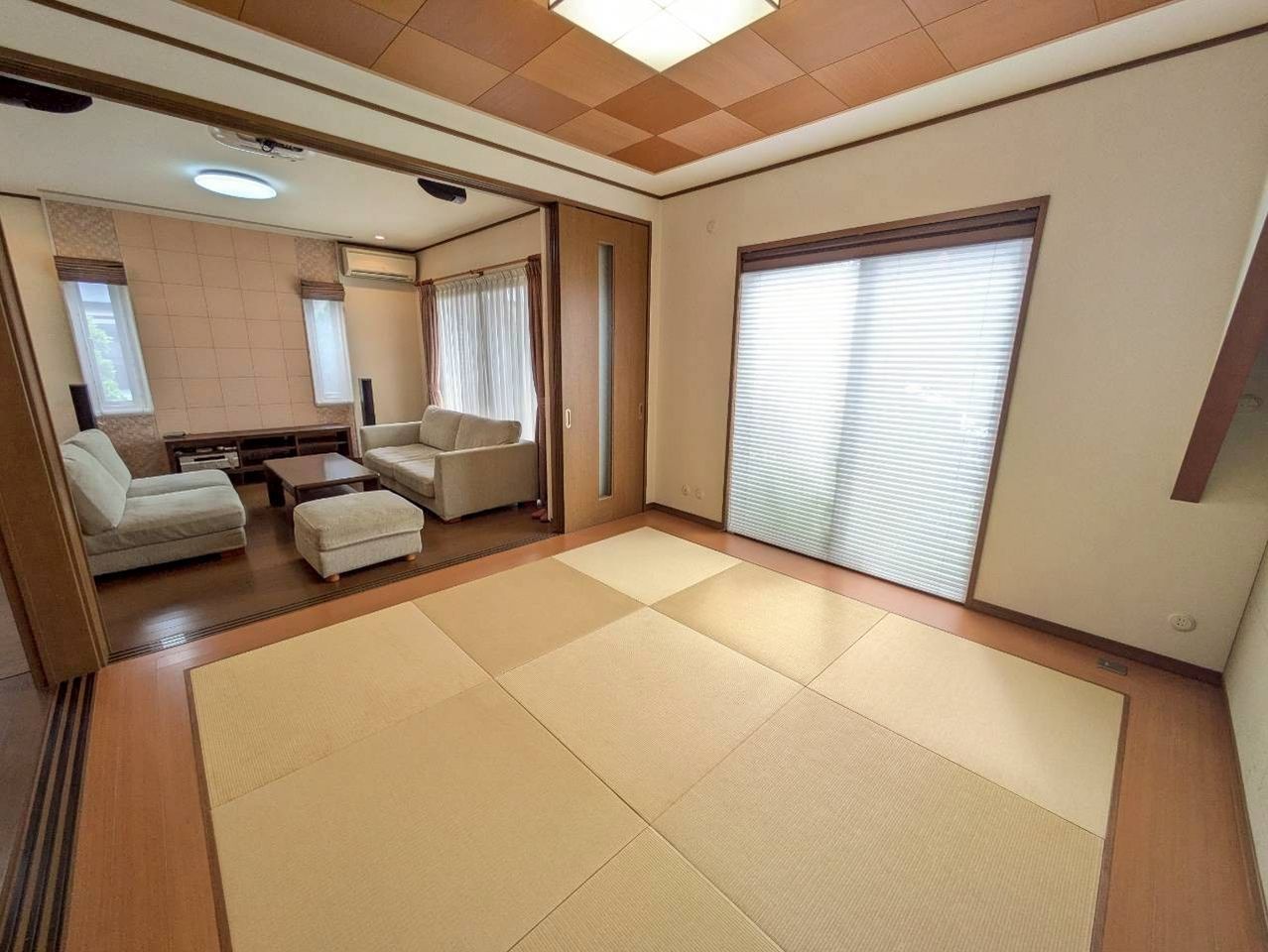 和室はリビング隣接。戸を開けて開放感ある一体空間に!