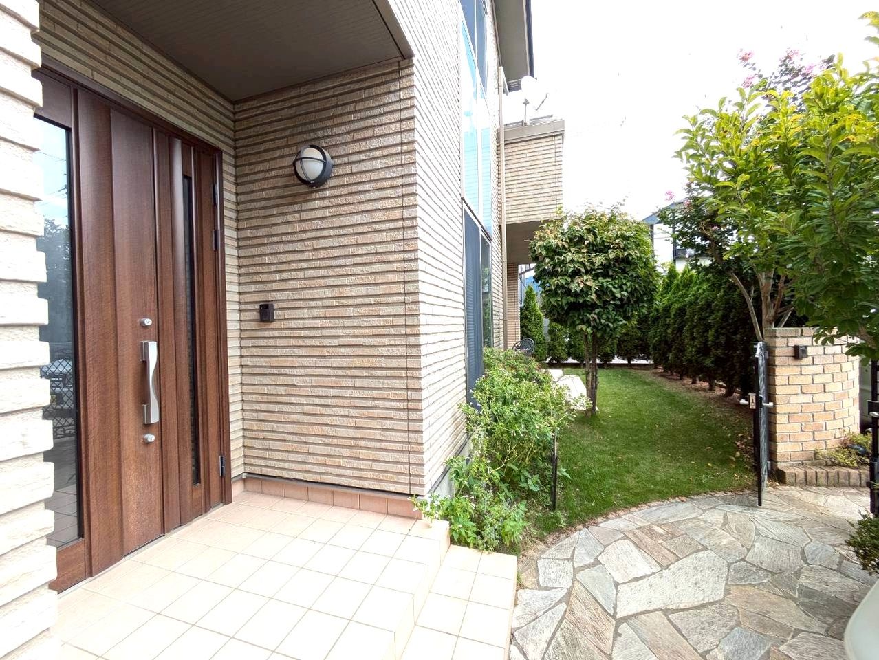 玄関ポーチからお庭方面