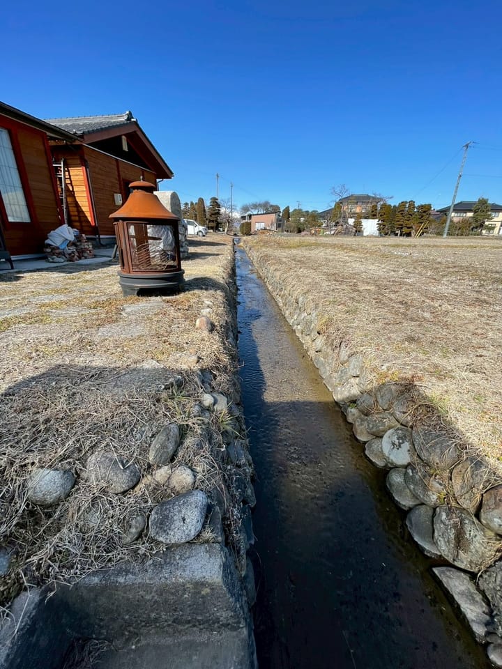 東側には、ほたるが見られるほどきれいな水路が流れる、自然豊かなロケーション