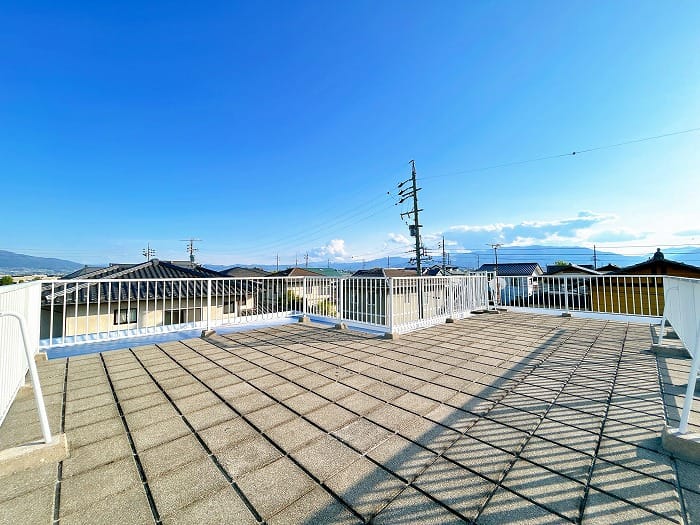 屋上には広々としたテラスがあります。