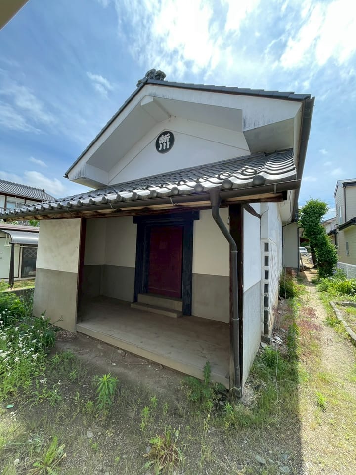 建物の奥に蔵があり、大容量物置や作業小屋として使えそうです。