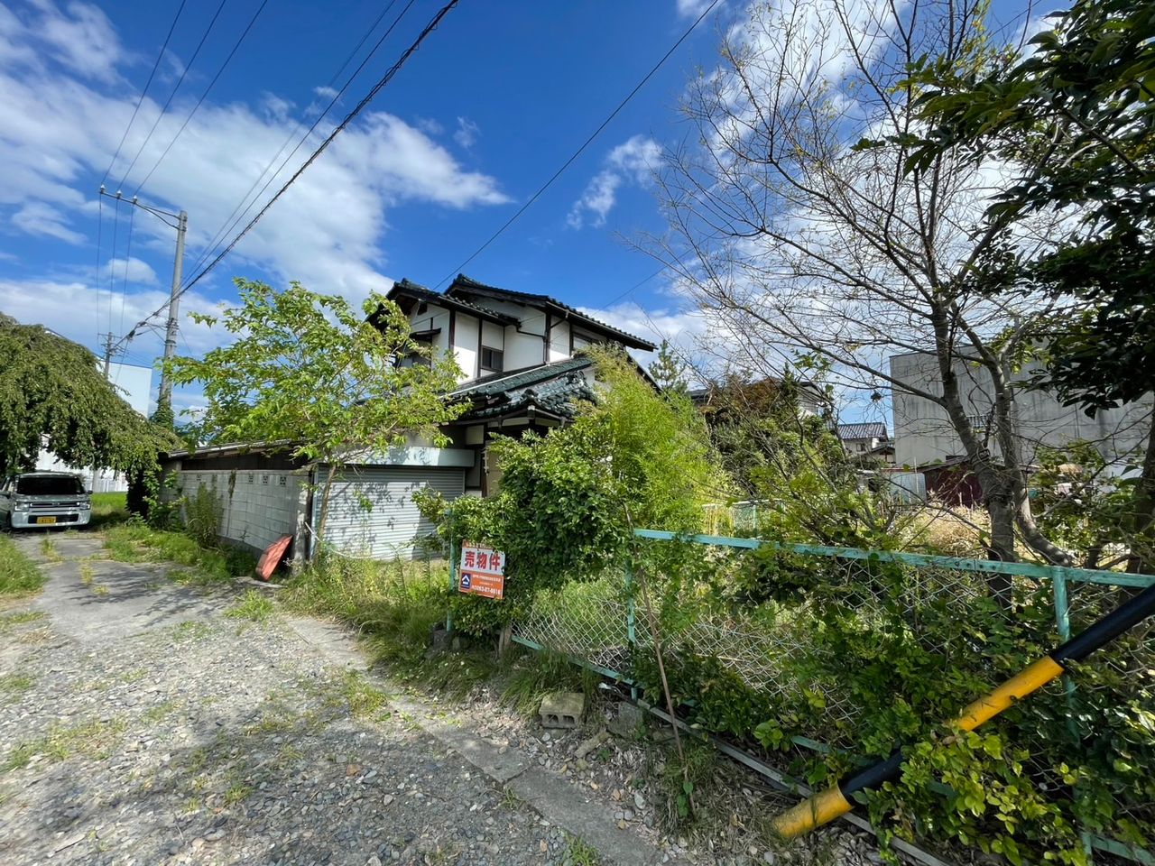 敷地北西側から売却地を撮影