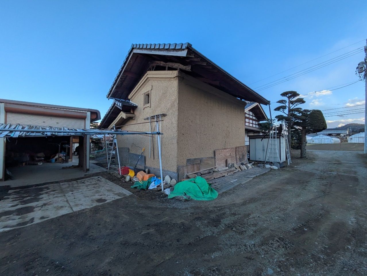 鉄骨倉庫と土蔵