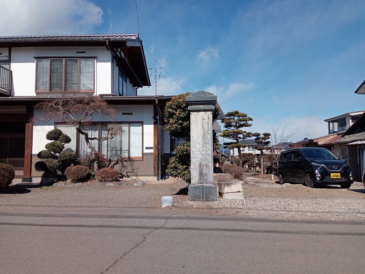 建物東側の駐車スペース。他にも建物西側にも駐車スペースがあります。