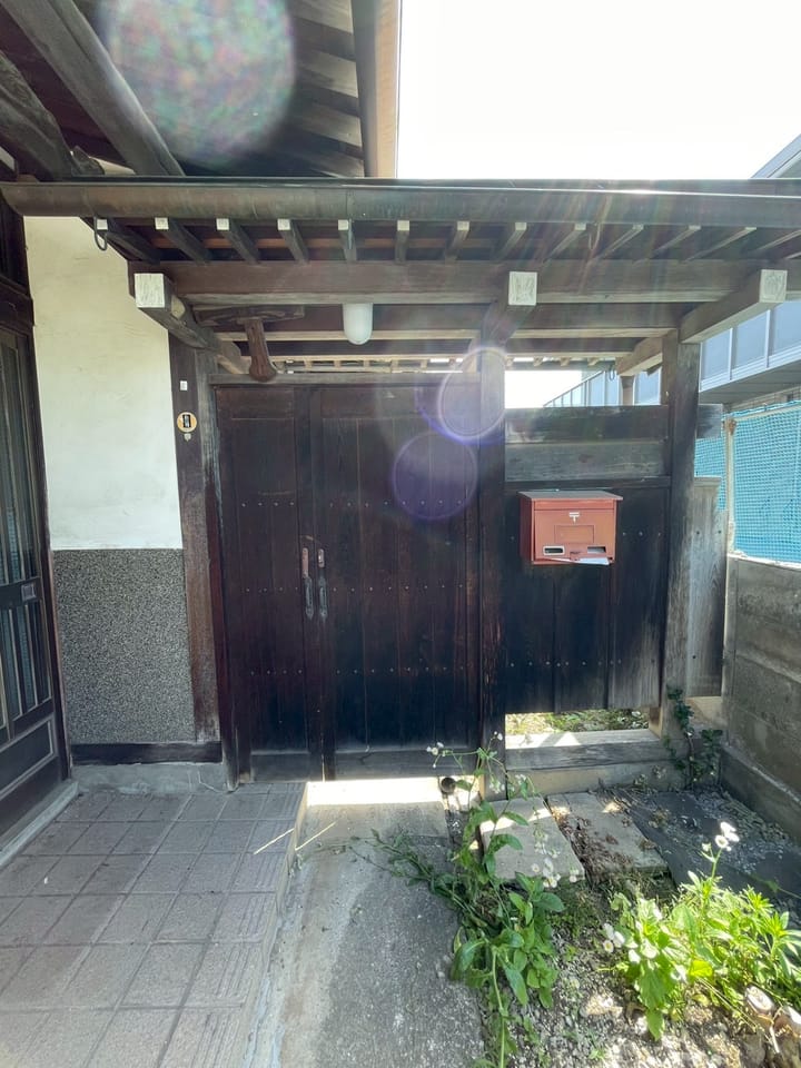 玄関横 門扉
