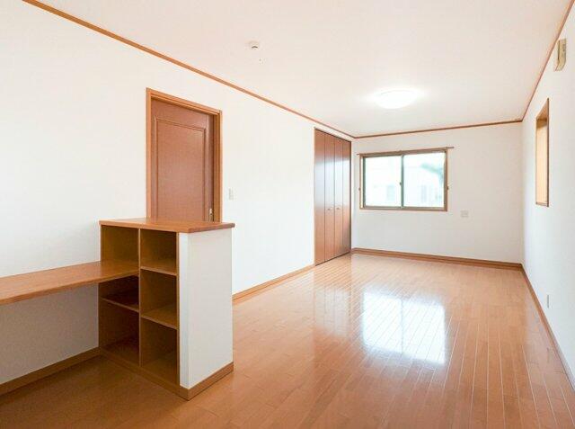 二面採光が嬉しい洋室。