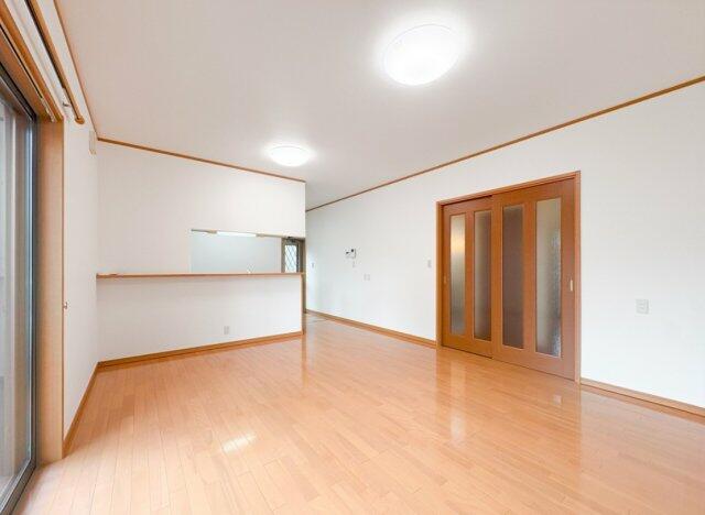 LDKは約17帖、対面キッチンでお料理しながら会話も弾む。