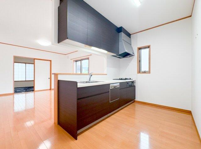 落ち着いた雰囲気で収納豊富なキッチンです。