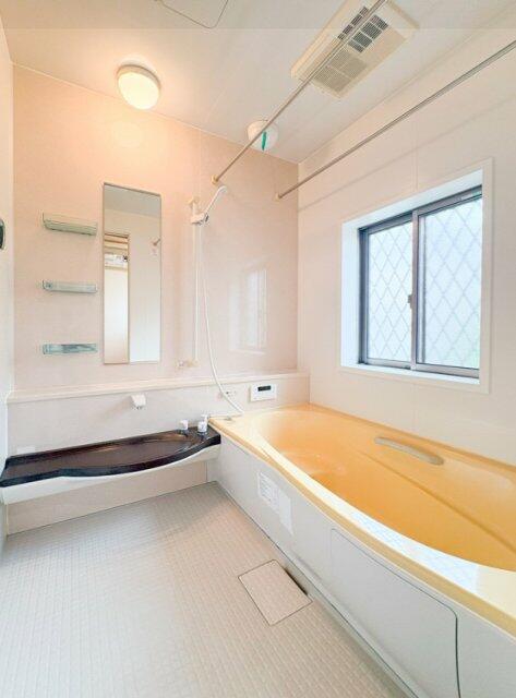 窓付で換気に優れたバスルーム。