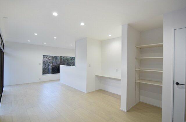 リビングには仕事や勉強にも便利なカウンタースペースがございま