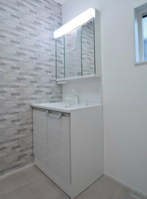 三面鏡洗面台で身だしなみチェックもばっちり。