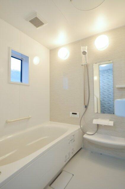 浴室には窓もあり換気良好。カビの発生を防ぎます。