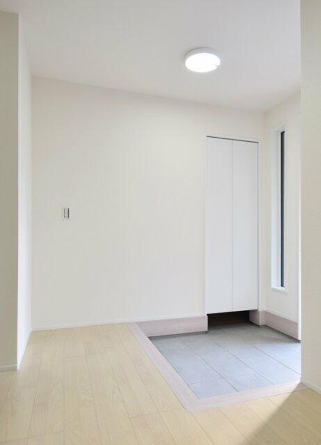 雑多な玄関でなくスッキリ空間としての家の顔にできるよう設計し