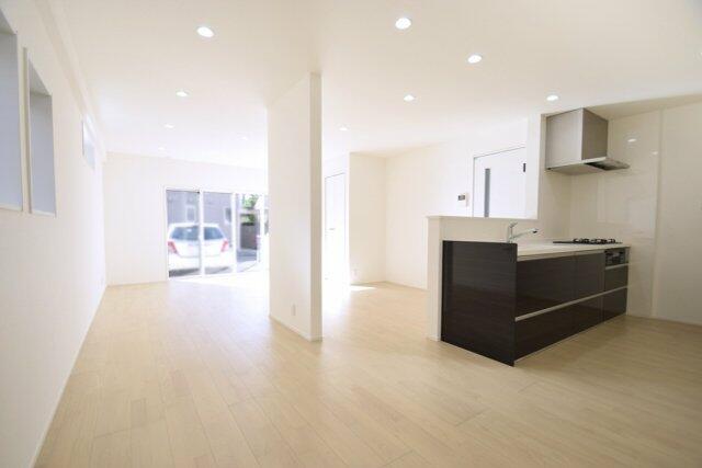 光と風があふれる開放的なリビングダイニングには自然と家族みん