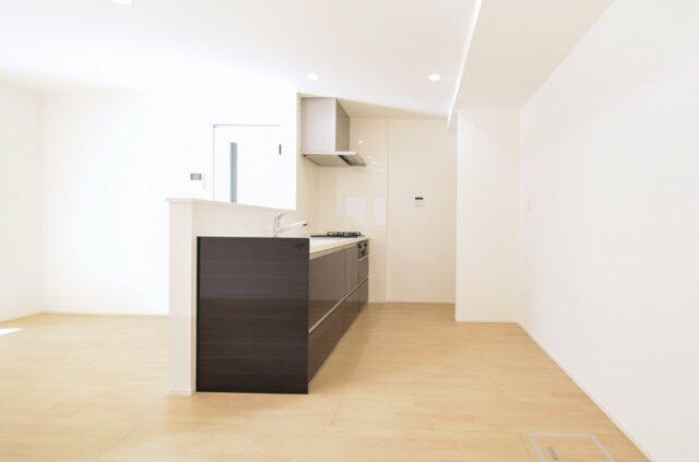 リビングを見渡しながら家事のできる対面キッチンでご家族との会